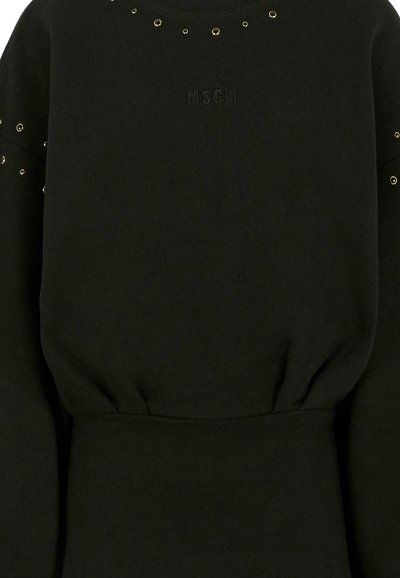 Felpa nera a maniche lunghe con piccoli occhielli dorati sulle maniche e sul colletto, con il logo "MSGM" in rilievo sul petto.