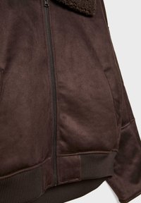 Giacca bomber marrone realizzata in un materiale texturizzato simile alla pelle scamosciata, con chiusura a zip, polsini a costine e un morbido colletto simile alla pelliccia.