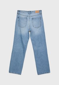 Jeans de denim rectos de color azul claro con dos bolsillos traseros y una etiqueta de cuero marrón de la marca en la cinturilla.
