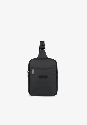 Borsa a spalla in tessuto nero con un design slim, caratterizzata da una tasca con zip frontale e una forma rettangolare. Accentuata da un'etichetta con logo.