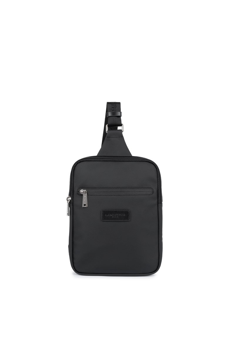 Borsa a spalla in tessuto nero con un design slim, caratterizzata da una tasca con zip frontale e una forma rettangolare. Accentuata da un'etichetta con logo.