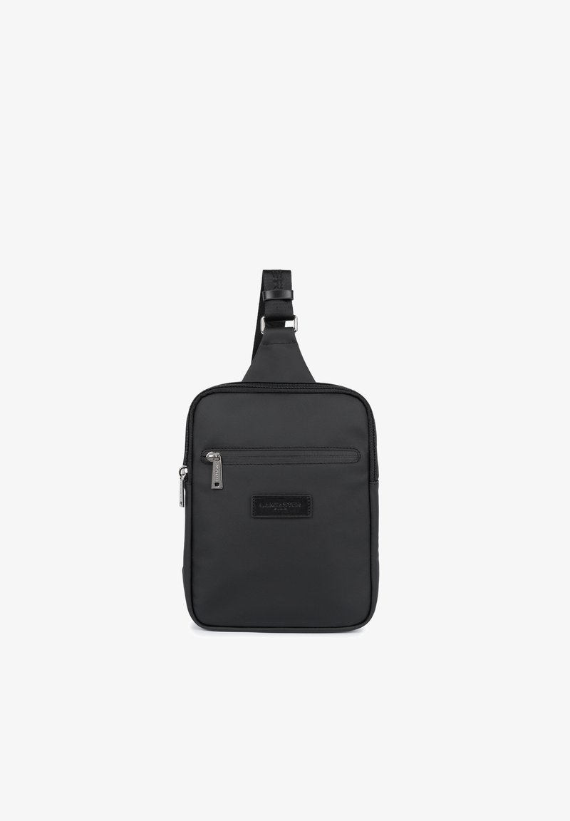 Borsa a spalla in tessuto nero con un design slim, caratterizzata da una tasca con zip frontale e una forma rettangolare. Accentuata da un'etichetta con logo.