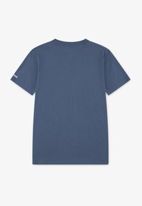 Blauw katoenen T-shirt met korte mouwen, ronde hals en een logodetail op de linkermouw. Gladde textuur en standaard pasvorm.