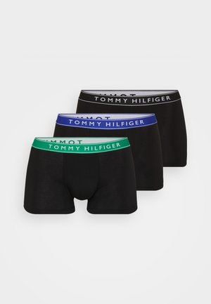 Mustat bokserit kolmipakkauksessa, joissa on kontrastiväriset elastiset vyötärönauhat vihreänä, sinisenä ja mustana, joissa "TOMMY HILFIGER" -logo.