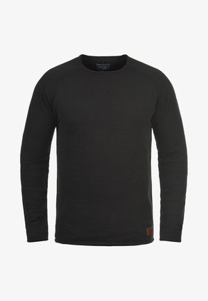 Čierna dlhá mikina s okrúhlym výstrihom vyrobená z textúrovanej látky s malou hnedou značkovou nášivkou na dolnom pravom boku.