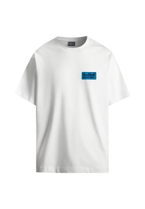 Camiseta de algodón blanca con cuello redondo, que presenta un logotipo bordado en azul de "Red Bull Racing" en el área del pecho izquierdo.