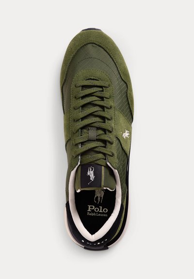 Žalvarinis žalias sportbačiai su zomšos ir tinkliniais intarpais, priekis su raišteliais ir baltas Polo Ralph Lauren logotipas šone ir pado viduje.