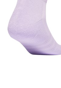 Λεβάντα κάλτσα με μαλακή υφή, ριγωτό επάνω μέρος και σχεδίαση χωρίς ραφές στην μύτη, στενεύει στον αστράγαλο. Κλασικό αθλητικό στυλ.