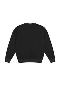 Sudadera negra con cuello redondo clásico, mangas largas, puños y dobladillo acanalados, y una suave tela texturizada en la parte trasera.