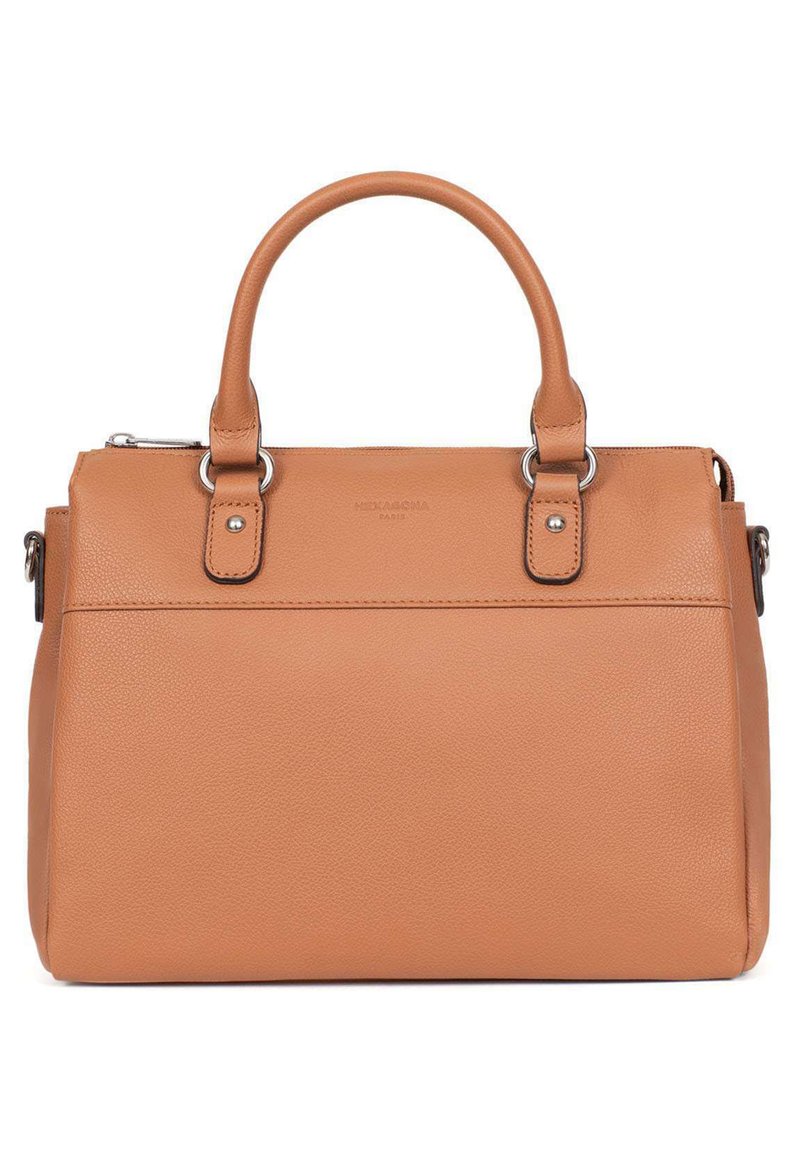 Borsa a tracolla in pelle color cuoio con un design strutturato, doppi manici superiori, hardware in tonalità argento e una superficie liscia e testurizzata. Chiusura con zip.