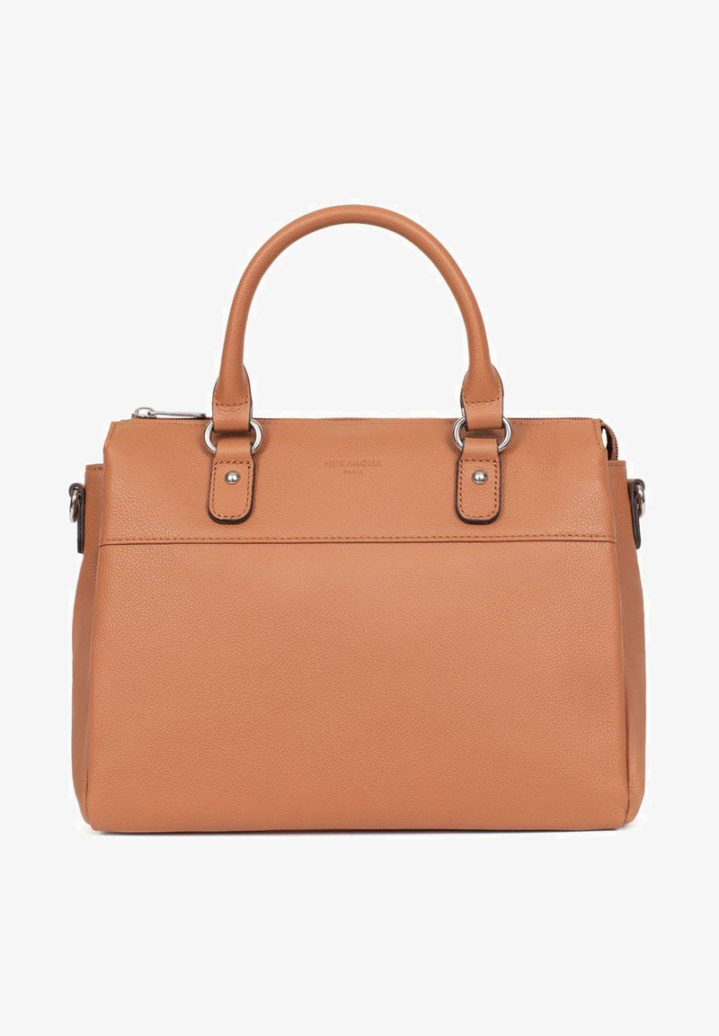 Borsa a tracolla in pelle color cuoio con un design strutturato, doppi manici superiori, hardware in tonalità argento e una superficie liscia e testurizzata. Chiusura con zip.