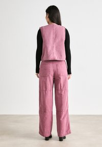 HUGO ANULA - Liemenė - medium pink