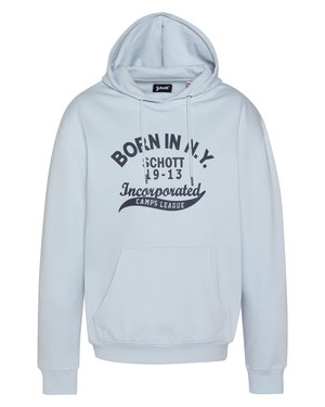 Lyseblå hættetrøje med frontlomme og sort tekst på brystet, der lyder "Born in N.Y. Schott 19-13 Incorporated Camps League".