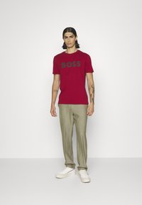 BOSS THINKING - Camiseta estampada - red