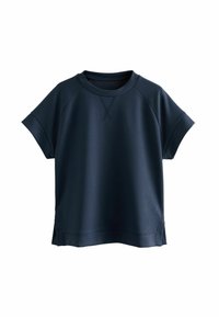 Dunkelblauer Kurzarm-Pullover mit Rundhalsausschnitt, umgeschlagenen �Ärmeln, seitlichen Schlitzen und subtilen V-förmigen Nähten am Kragen.