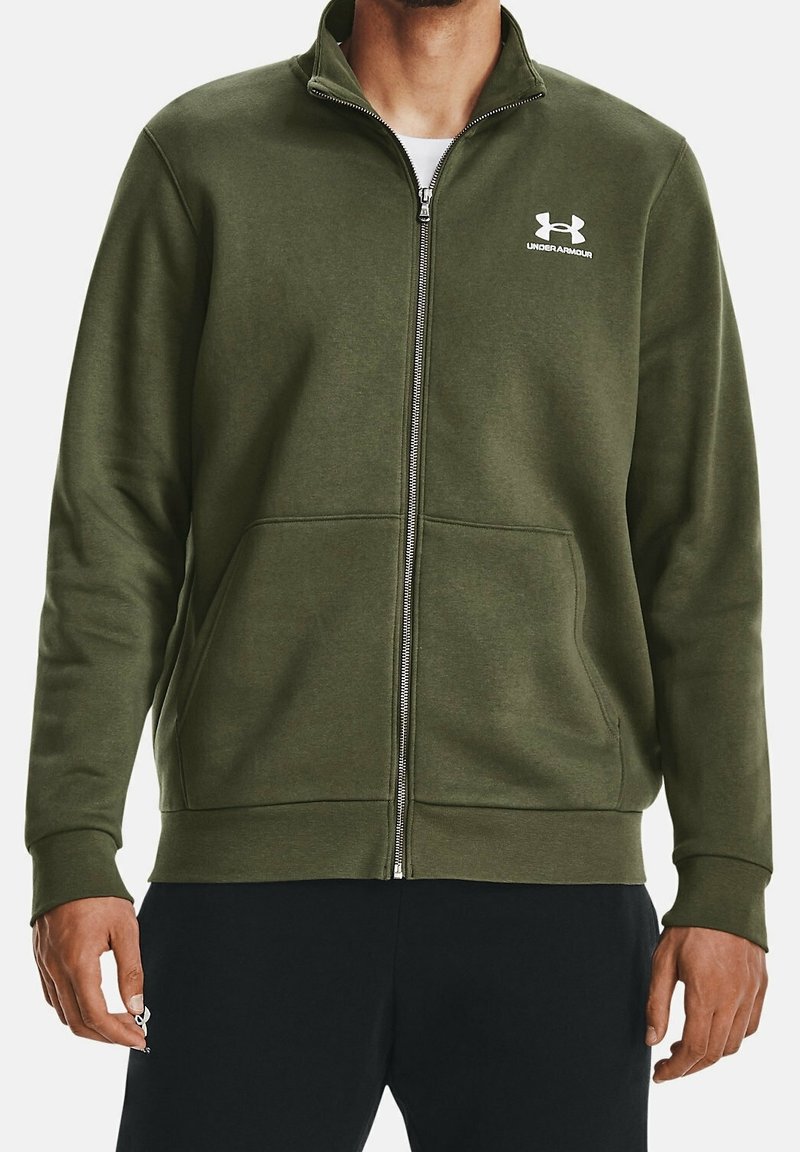 Sudadera con cremallera en color verde oliva y cuello alto, con cierre frontal y dos bolsillos laterales. Logotipo de Under Armour en blanco en el pecho.