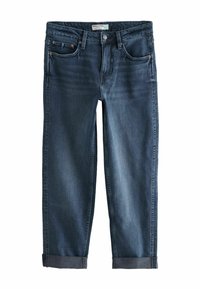 Jean en denim bleu foncé avec une coupe droite, comportant cinq poches, des rivets en cuivre et des ourlets retroussés au bas.