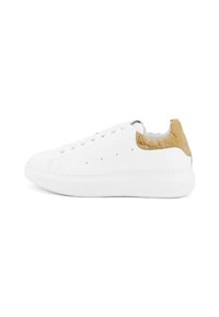 Sneaker bianche basse con tallone in suede color beige, caratterizzate da un delicato motivo a mappa, lacci bianchi e suola spessa bianca.