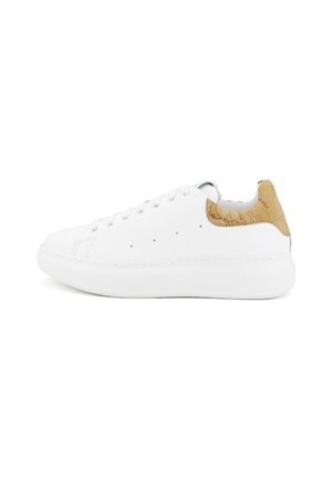 Sneaker bianche basse con tallone in suede color beige, caratterizzate da un delicato motivo a mappa, lacci bianchi e suola spessa bianca.