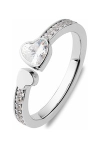 Sølvfarvet metalring med en hjerteformet klar ædelsten og en lille hjerteaccent, samt ekstra små sten langs bæltet.