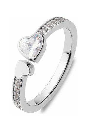 Anello in metallo argentato con gemma trasparente a forma di cuore e un piccolo dettaglio a forma di cuore, con ulteriori piccole pietre lungo la banda.
