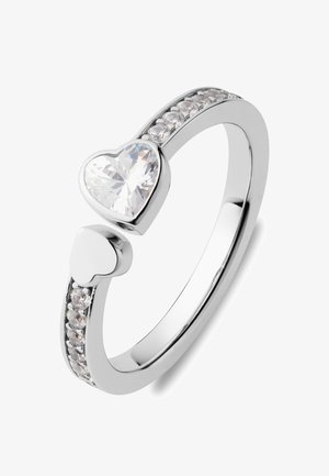 Sølvfarvet metalring med en hjerteformet klar ædelsten og en lille hjerteaccent, samt ekstra små sten langs bæltet.