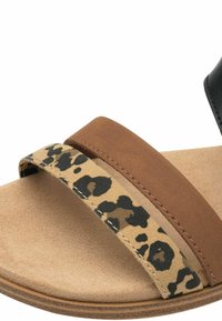 Dos correas anchas en una sandalia: una de ante marrón y otra de tela con estampado de leopardo. Plantilla suave en color beige y banda superior texturizada en negro. Forma de punta redonda.