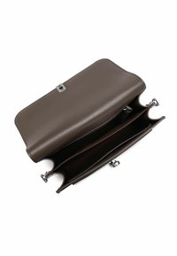 Hnědá kožená kabelka s hladkou texturou, vybavená stříbrným zapínáním na přezku a rozdělenými vnitřními oddíly pro organizaci.