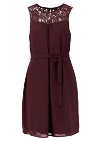Bordeauxfarbenes ärmelloses Kleid mit spitzen Oberteil, runder Halslinie, gerafftem Bund und Bindegürtel. Weicher, fließender Stoff; knielanges Design.