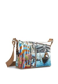 Borsa a spalla con una vivace scena del canale di Venezia, con un esterno liscio e testurizzato, una tracolla regolabile e stampe dettagliate di gondole e edifici.