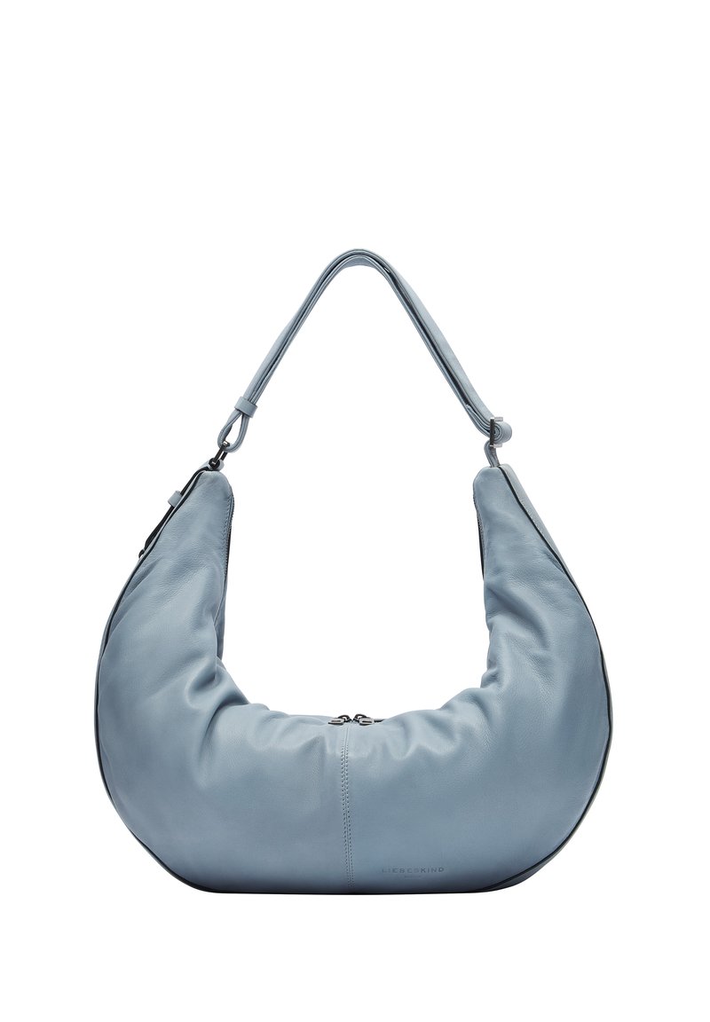 Jasnoniebieska skórzana torba na ramię w kształcie półksiężyca, z gładką teksturą, krótkim paskiem i zapięciem na zamek.