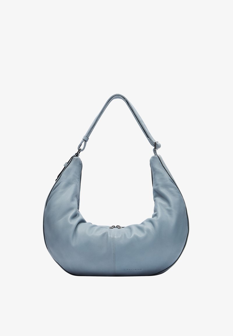 Hellblaues Leder-Umhängetasche mit einer Halbmondform, die eine glatte Textur, einen kurzen Tragegurt und einen Reißverschluss hat.