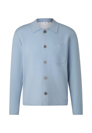 Cardigan bleu clair en tissu doux, doté d'un col, d'une fermeture boutonnée sur le devant, d'une poche poitrine unique et de manches longues avec une coupe décontractée.