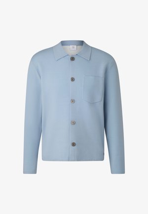 Cardigan bleu clair en tissu doux, doté d'un col, d'une fermeture boutonnée sur le devant, d'une poche poitrine unique et de manches longues avec une coupe décontractée.