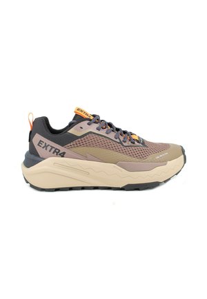 Scarpa da trekking leggera con tomaia in mesh nei toni di rosa e grigio, suola beige resistente e dettagli arancioni.