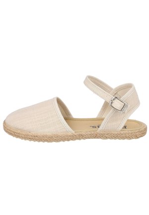 Sandalia espadrille beige con puntera cerrada, correa en el tobillo y hebilla plateada, suela trenzada de yute y parte superior de lona.
