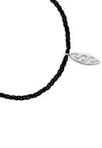 Čierny pletený náramok s oválnym strieborným príveskom so vzorom vlny, hladkým povrchom a lesklým finišom.