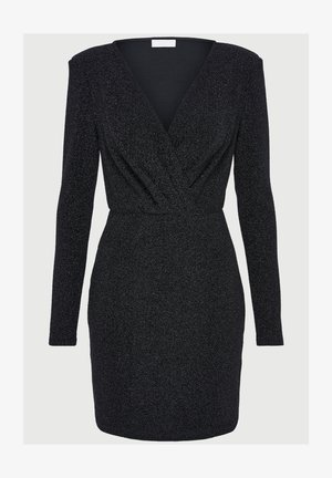 Čierne trblietavé šaty s dlhým rukávom a hlbokým výstrihom do V, so skrúteným detailom v páse, predstavujúce priliehajúcu siluetu a hladkú textúru.