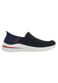 Tengerészi slip-on cipők texturált kötött felsőrészsel, fehér középtalppal és piros csíkkal. Rugalmas, párnázott kialakítással rendelkezik.