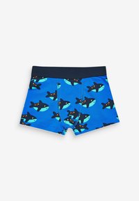 Blauwe boxershorts met een patroon van zwarte en teal haaien met oranje accenten, gemaakt van zachte, rekbare stof. Middelhoge elastische tailleband.