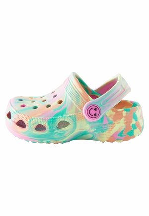 Sabot marbré coloré à enfiler avec des trous de ventilation et une bride réglable avec un bouton en forme de smiley.