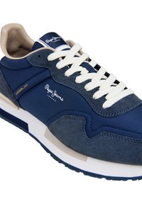 Baskets bleu marine avec une tige en matériaux mixtes composée de tissu lisse et de daim. Dotées de lacets blancs, d'un détail de marque et d'une semelle coussinée.