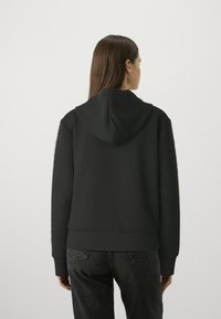 Guess HOOD STUDS LOGO - Užtrauktuku užsegamas treningas - jet black