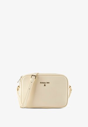Rechteckige Umhängetasche in Cremefarbe mit verstellbarem Riemen und Reißverschluss in Goldoptik, vorne mit kleinem metallischem Logo.