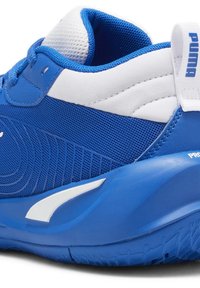 Zapatilla deportiva azul con parte superior de malla, cuello acolchado, acentos blancos y suela texturizada, diseñada para comodidad y apoyo.