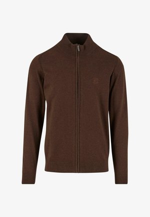 Miesten ruskea täyspitkä vetoketjullinen neule, jossa on ribbauskudottu pääntie ja hihansuut, ja vasemmassa rinnassa on hillitty brodattu logo.