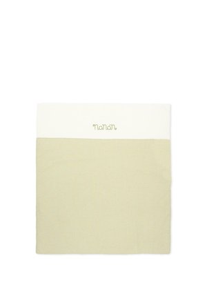 Coperta per neonato con motivo a quadretti verde e bianco e bordo superiore bianco ricamato con testo verde in corsivo.