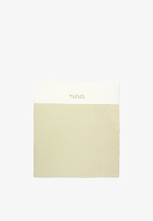 Couverture pour bébé avec un motif à carreaux verts et blancs et un bord supérieur blanc brodé de texte vert en cursive.