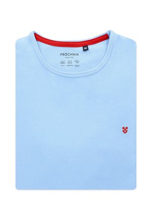 Jasnoniebieska bawełniana koszulka z okrągłym dekoltem. Posiada czerwoną wewnętrzną kołnierz oraz małe czerwone logo na lewej stronie klatki piersiowej.