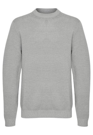 Lichtgrijze gebreide trui met horizontale geribbelde textuur, ronde hals en lange mouwen.